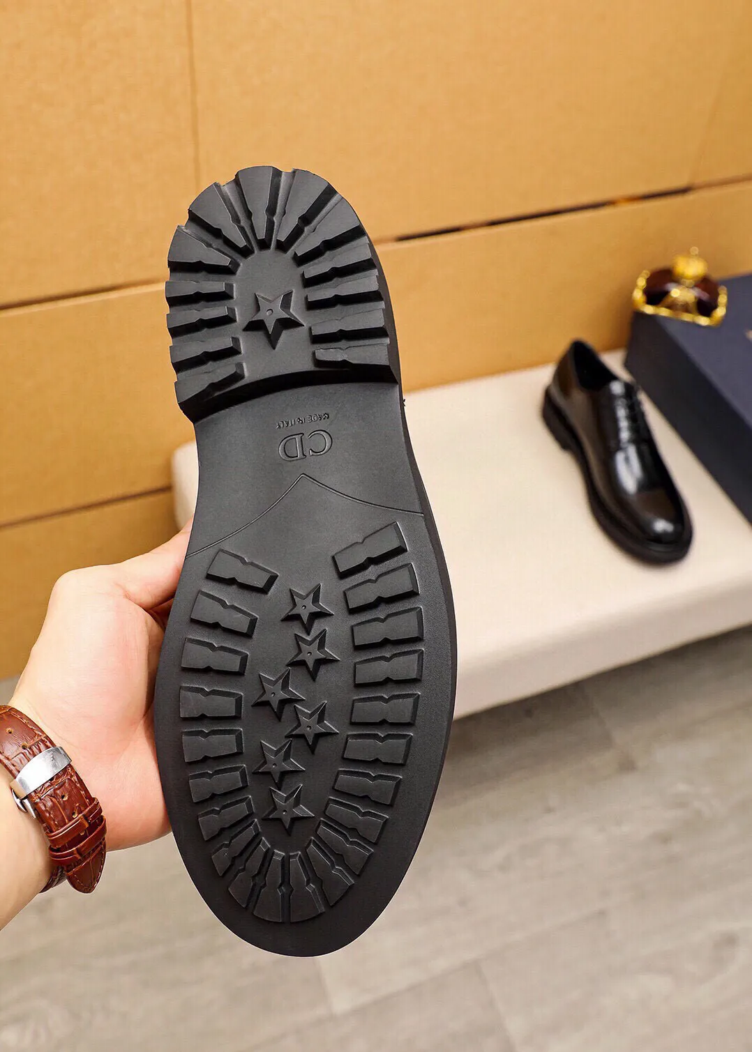 Men's shoes 💰580💐 Product trademark: Dior "Dior" business leather shoes Regular size: 39-44 (38.45🉑️customized) Product materials: Selected Italian imported first-layer open-edge beaded cowhide upper, imported water-dyed 🐂 cowhide lining. Strong three-dimensional visual effect, original outsole Color: 3 colors optional